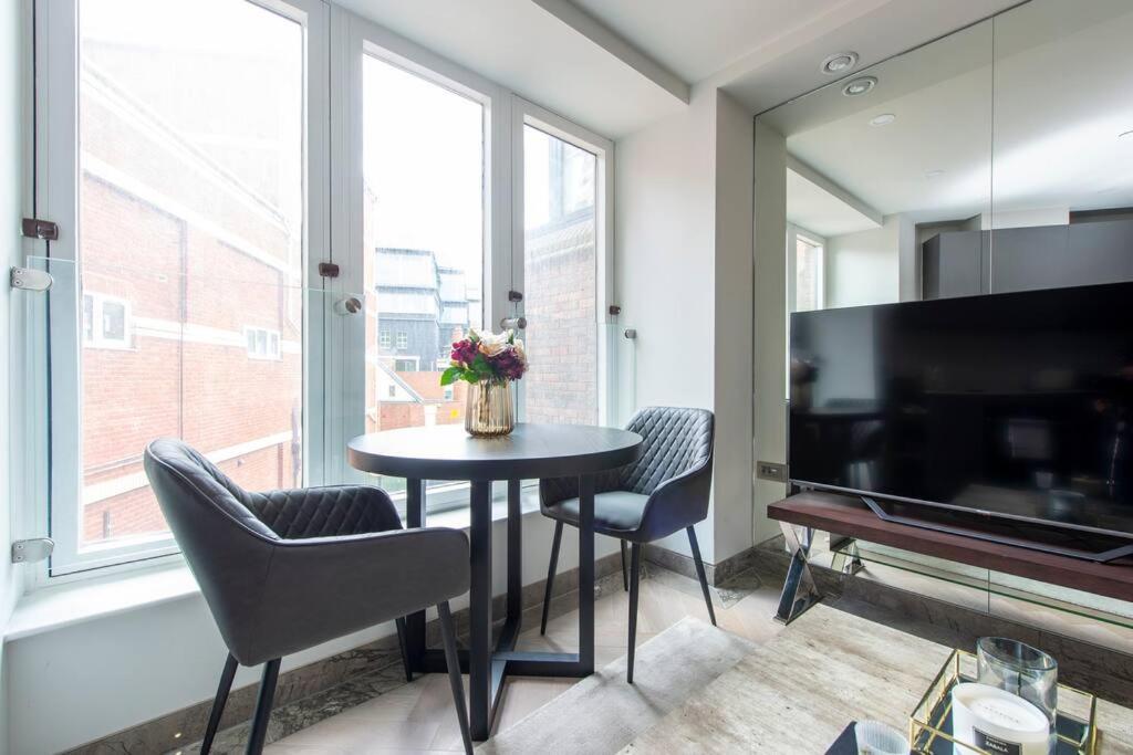 Chic Central Reading 1BR Apt CHRL F2 view 2