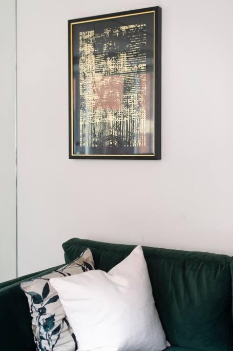 Chic Central Reading 1BR Apt CHRL F2 view 3