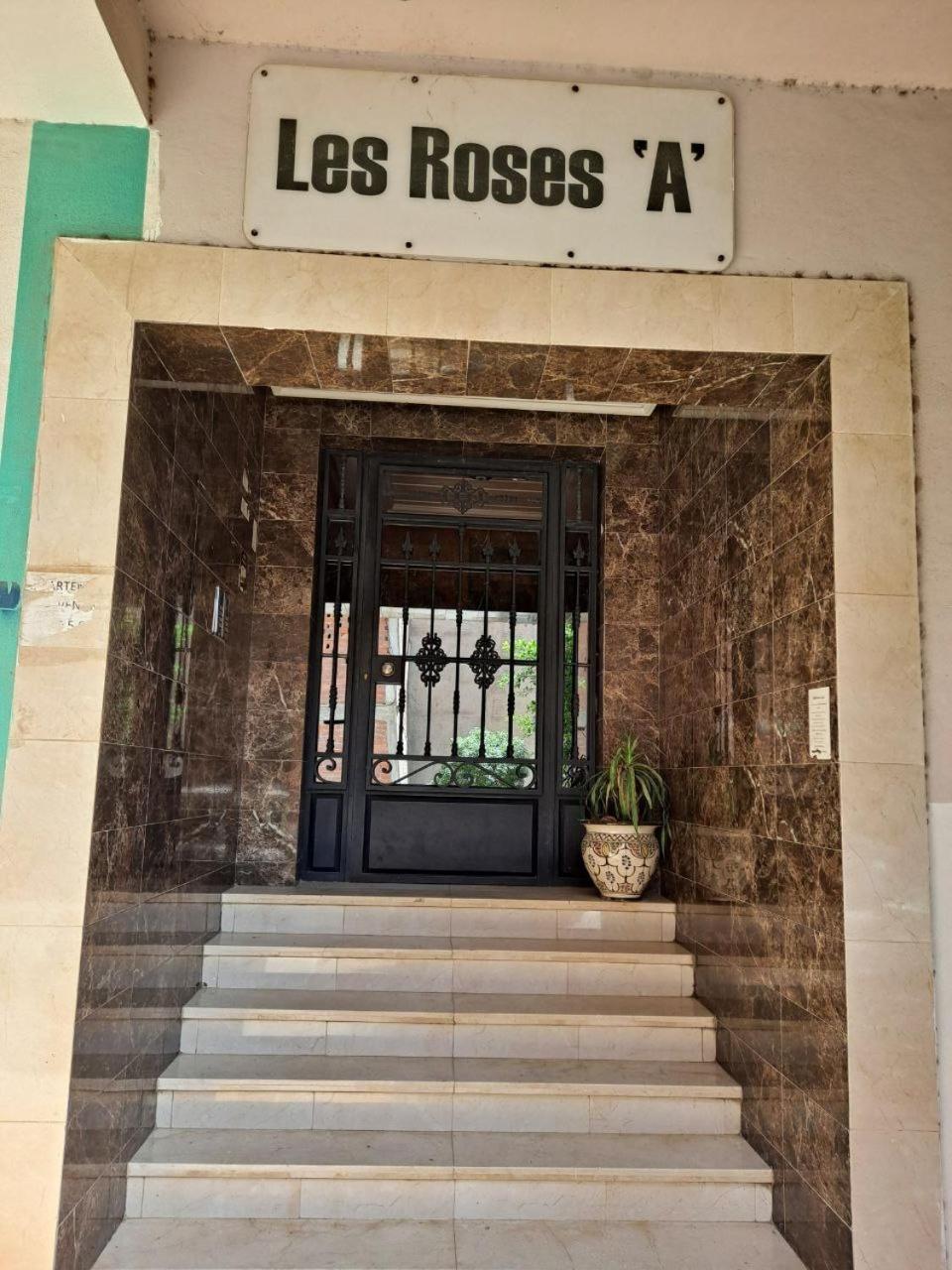 Les Roses A view 2