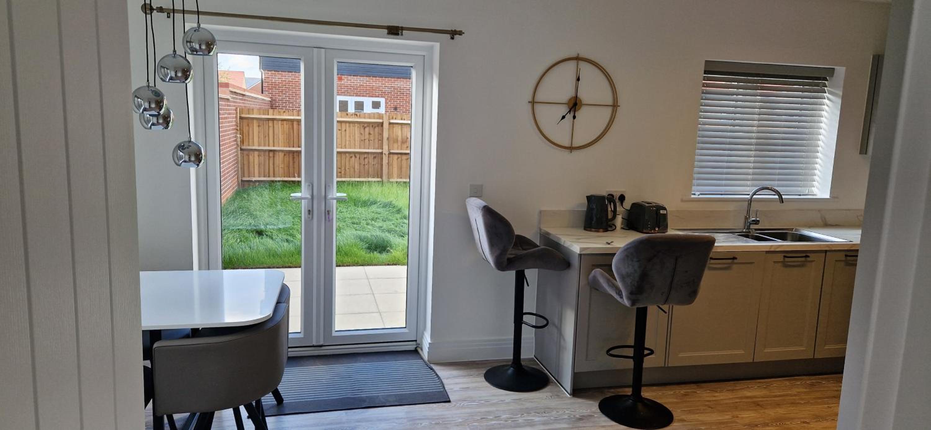 Peterborough - House - Sleeps 8 - Parking - Garden view 4
