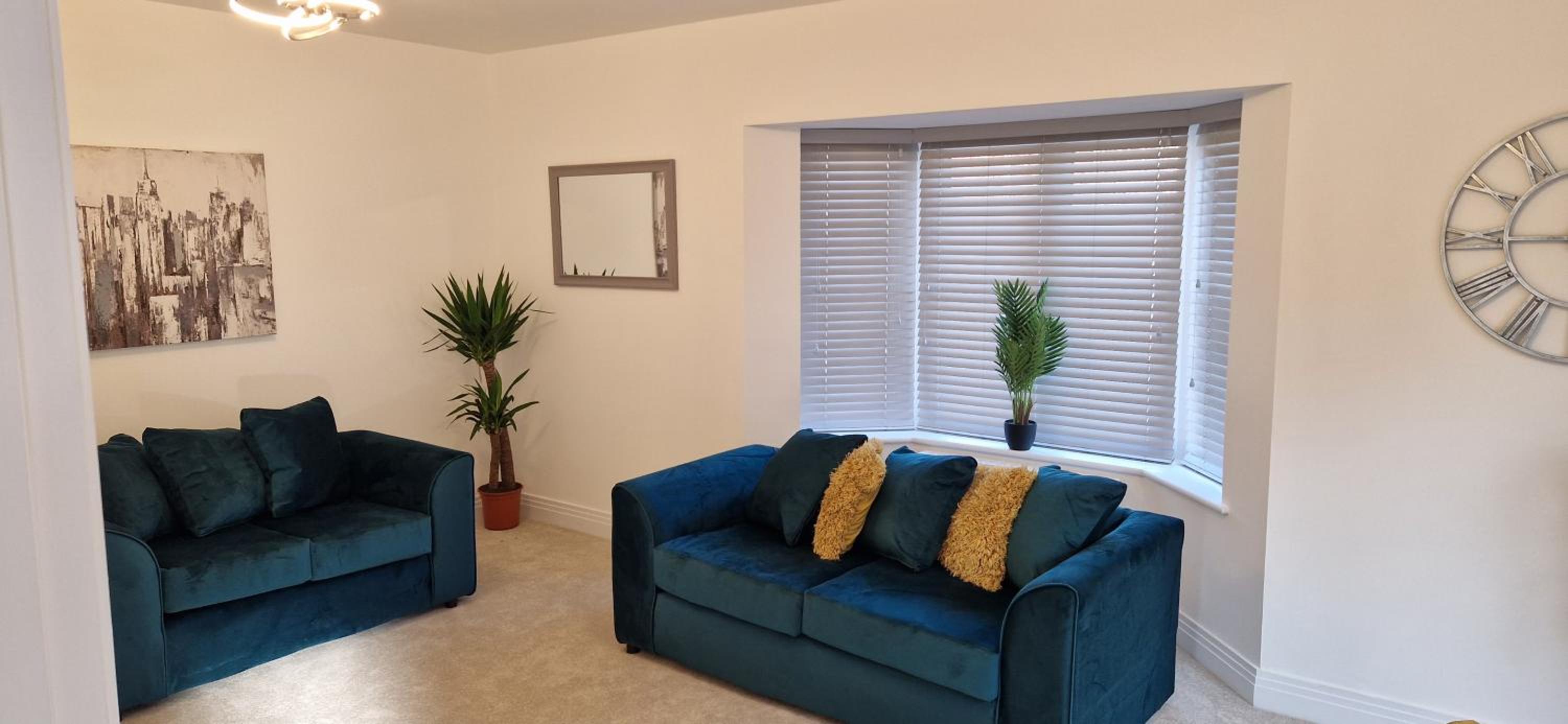 Peterborough - House - Sleeps 8 - Parking - Garden view 2