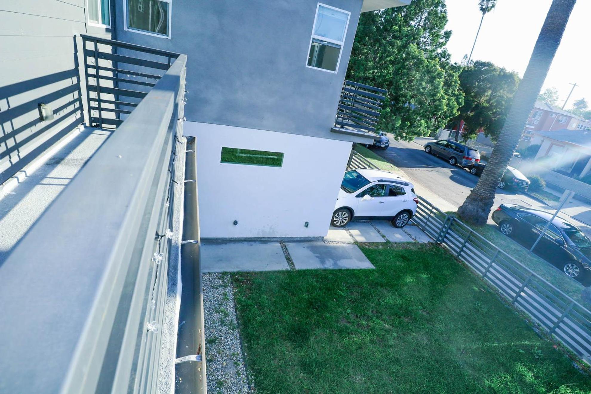 4BR/4BR modern house at Mid-city