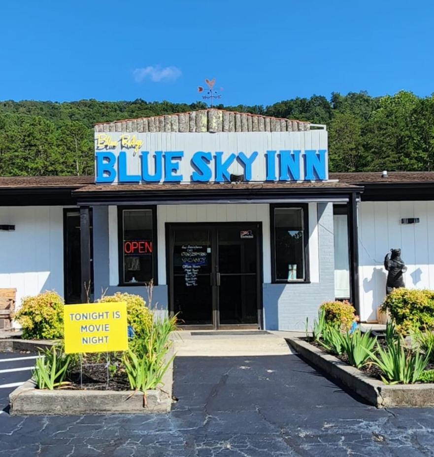 Blue Sky Inn- Complimentary Happy Hour Th-Sun, Veteran owned, Full Breakfast, Best green space, 1 mile from Blue Ridge, Fire Pit view 4
