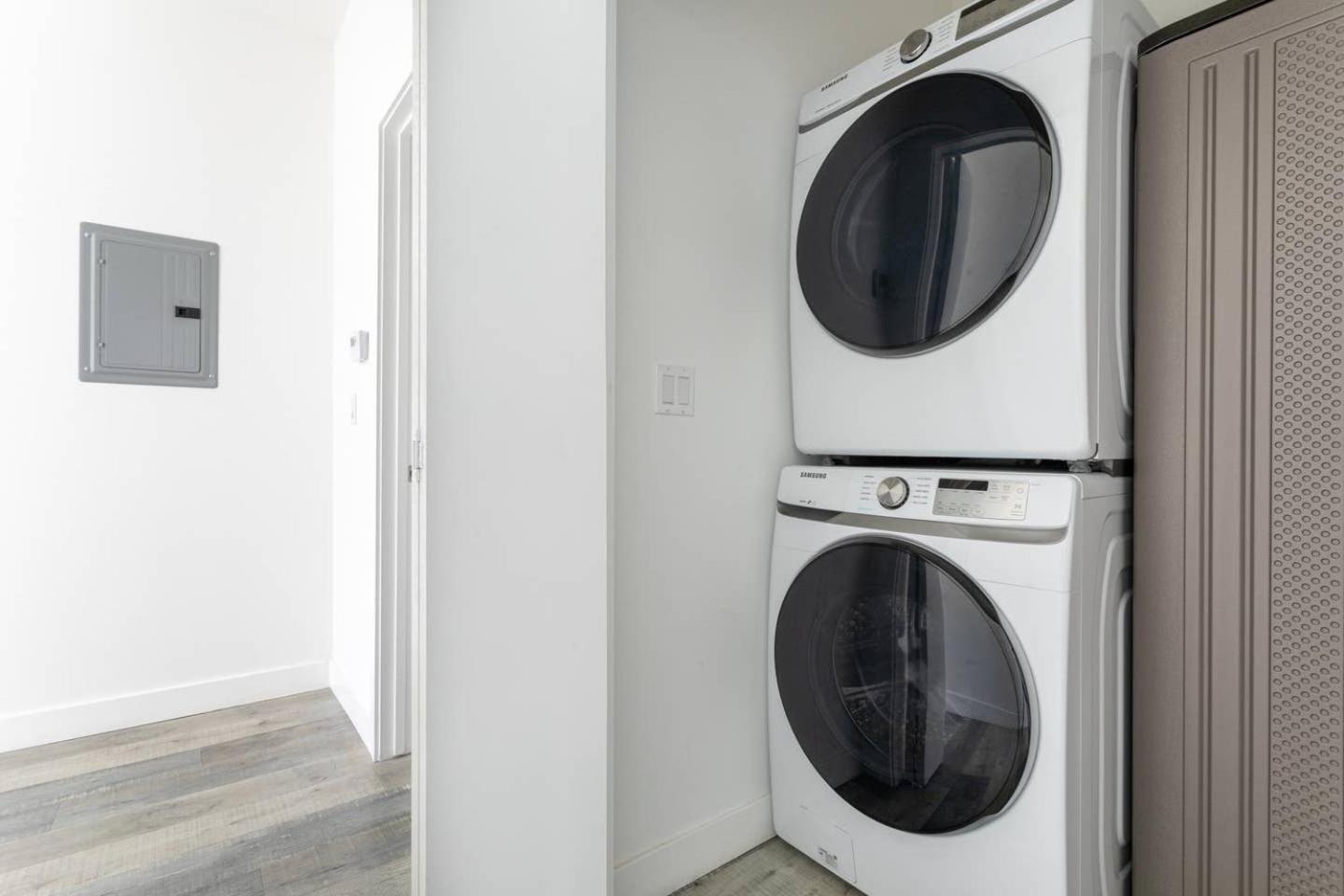 Cheerful 4BR home with parking in East Hollywood