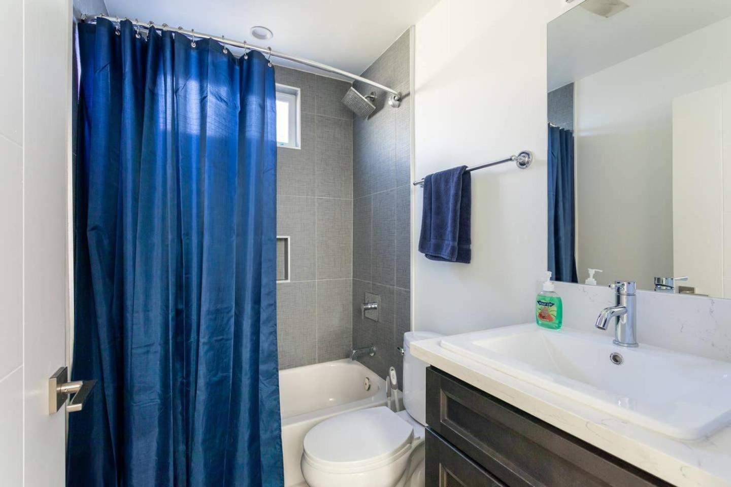 Cheerful 4BR home with parking in East Hollywood