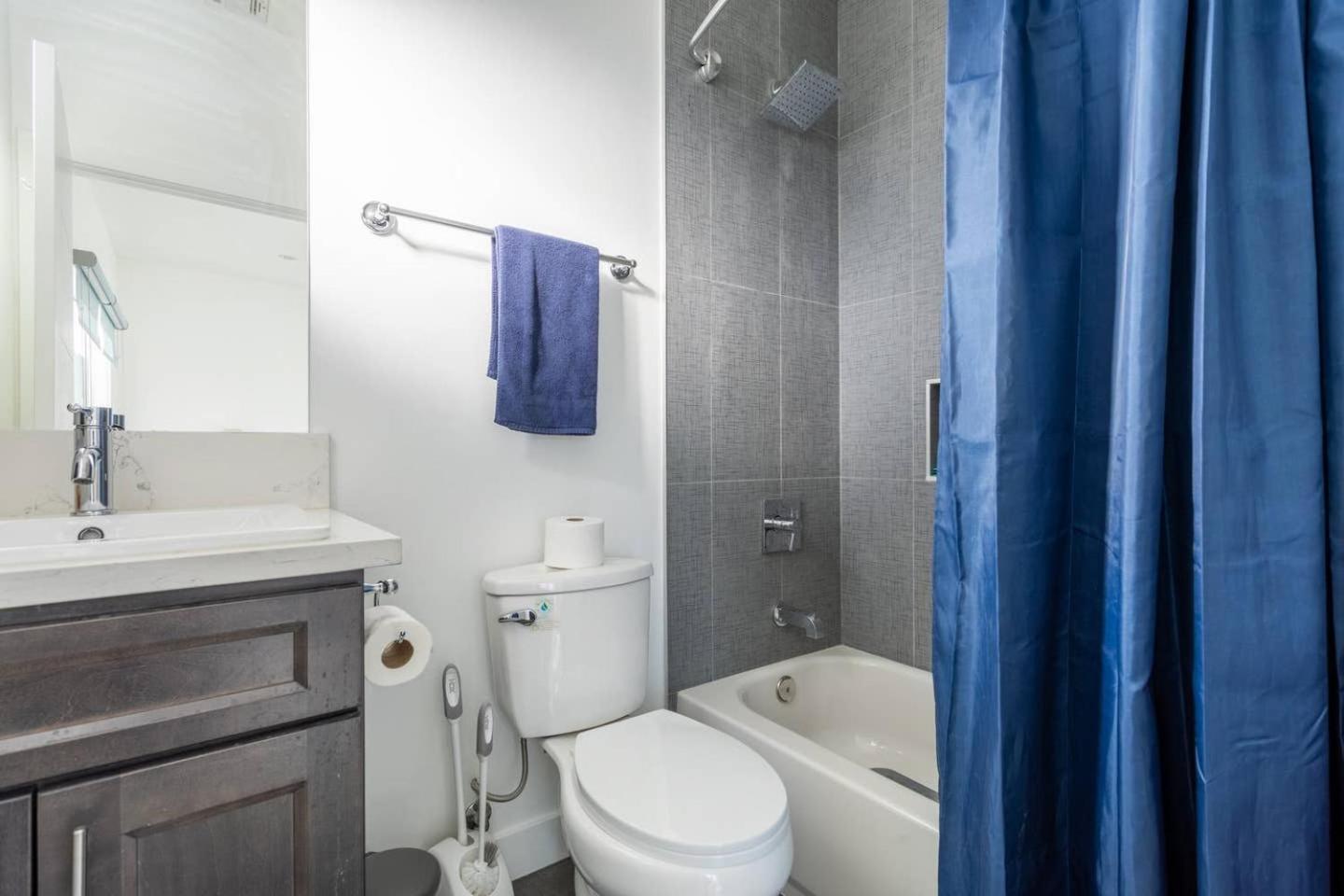 Cheerful 4BR home with parking in East Hollywood