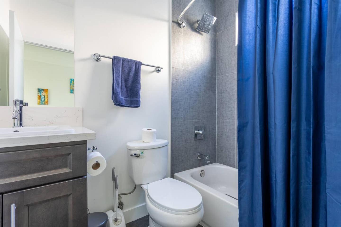 Cheerful 4BR home with parking in East Hollywood