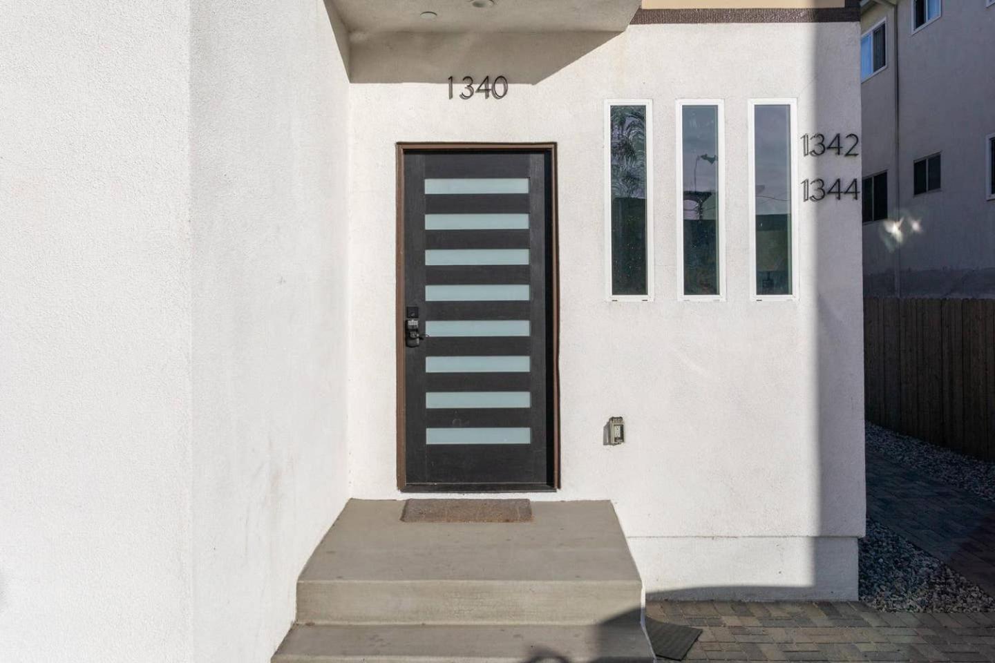 Cheerful 4BR home with parking in East Hollywood