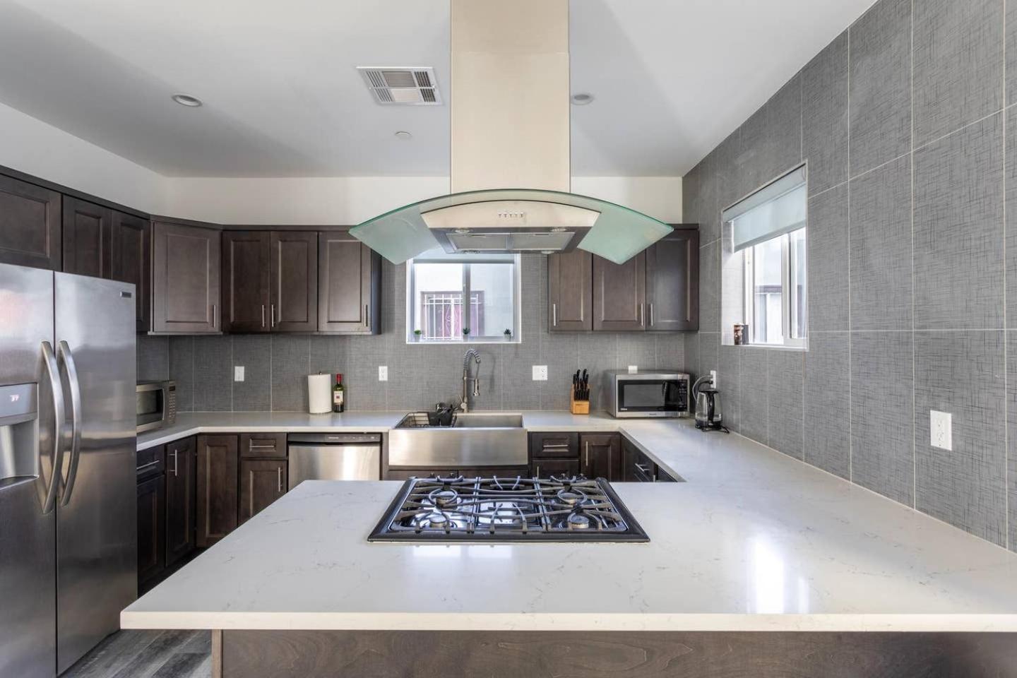 Cheerful 4BR home with parking in East Hollywood