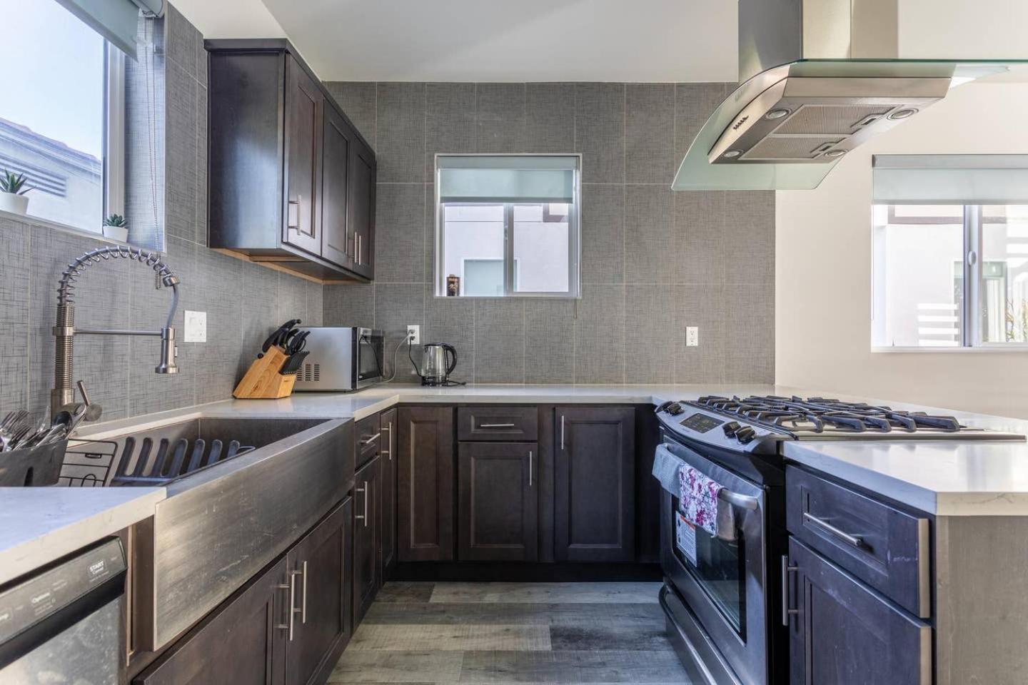 Cheerful 4BR home with parking in East Hollywood