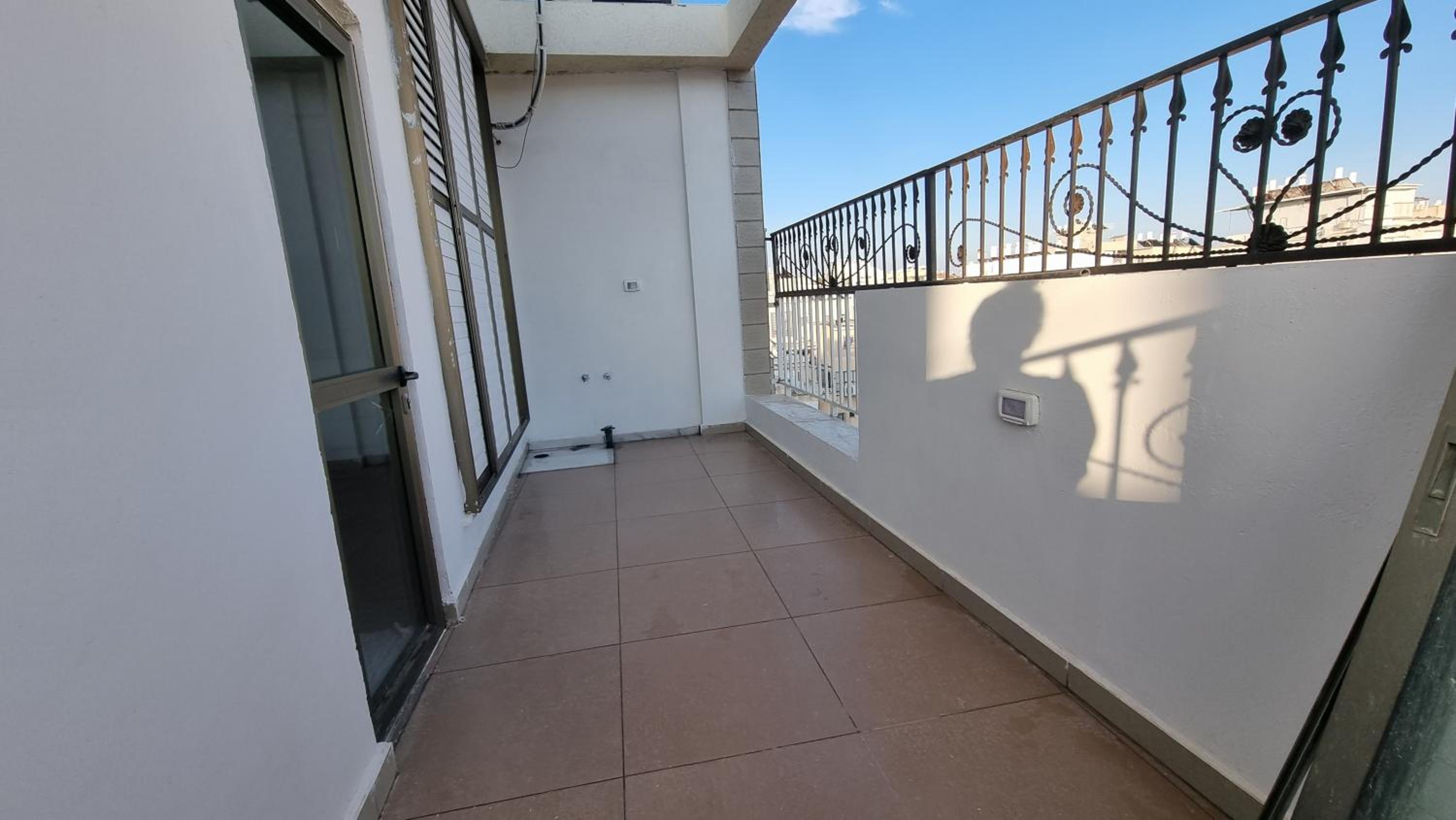 New Stylish Apartment with Balcony Close to Tel Aviv
