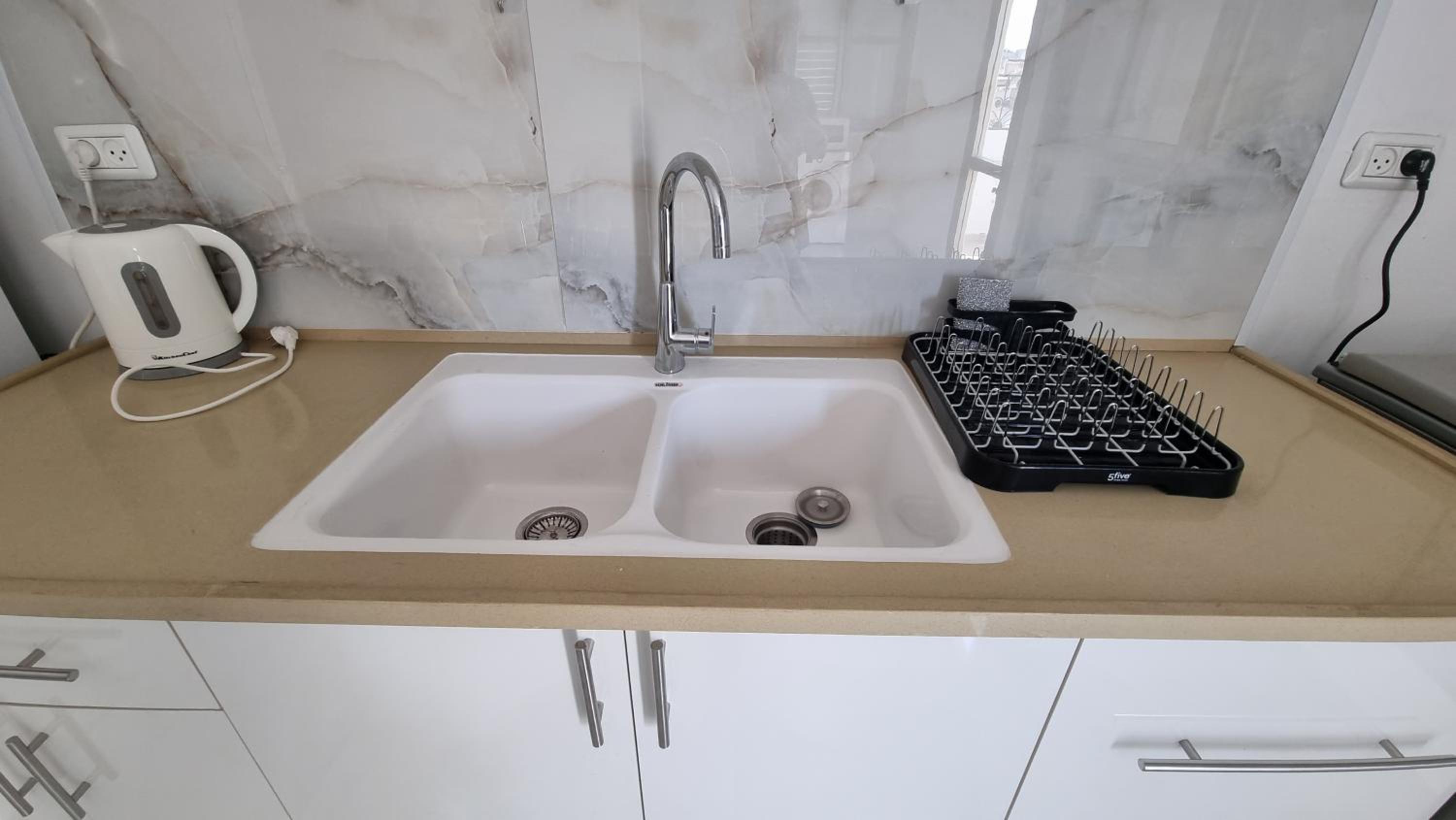 New Stylish Apartment with Balcony Close to Tel Aviv