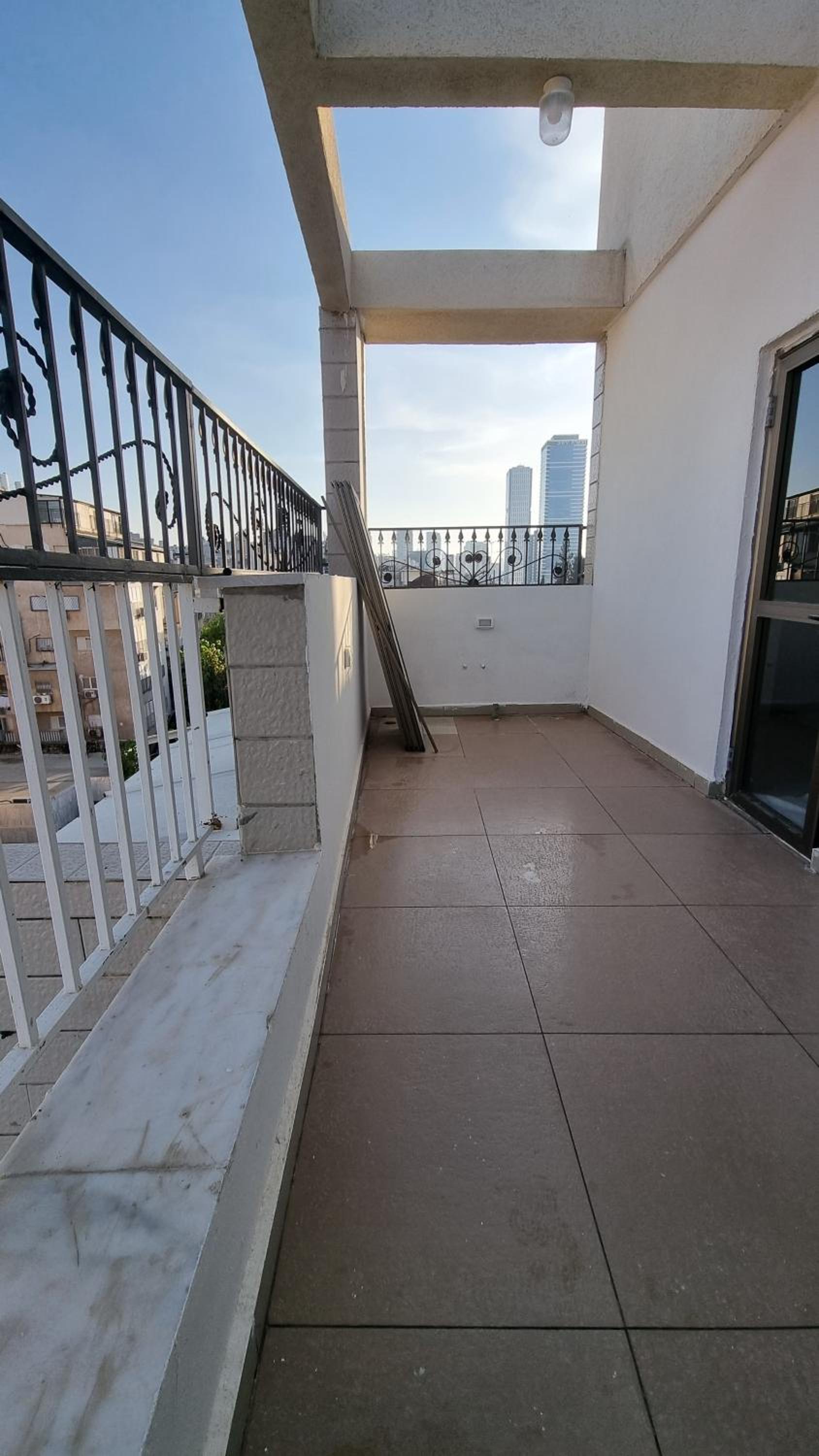 New Stylish Apartment with Balcony Close to Tel Aviv