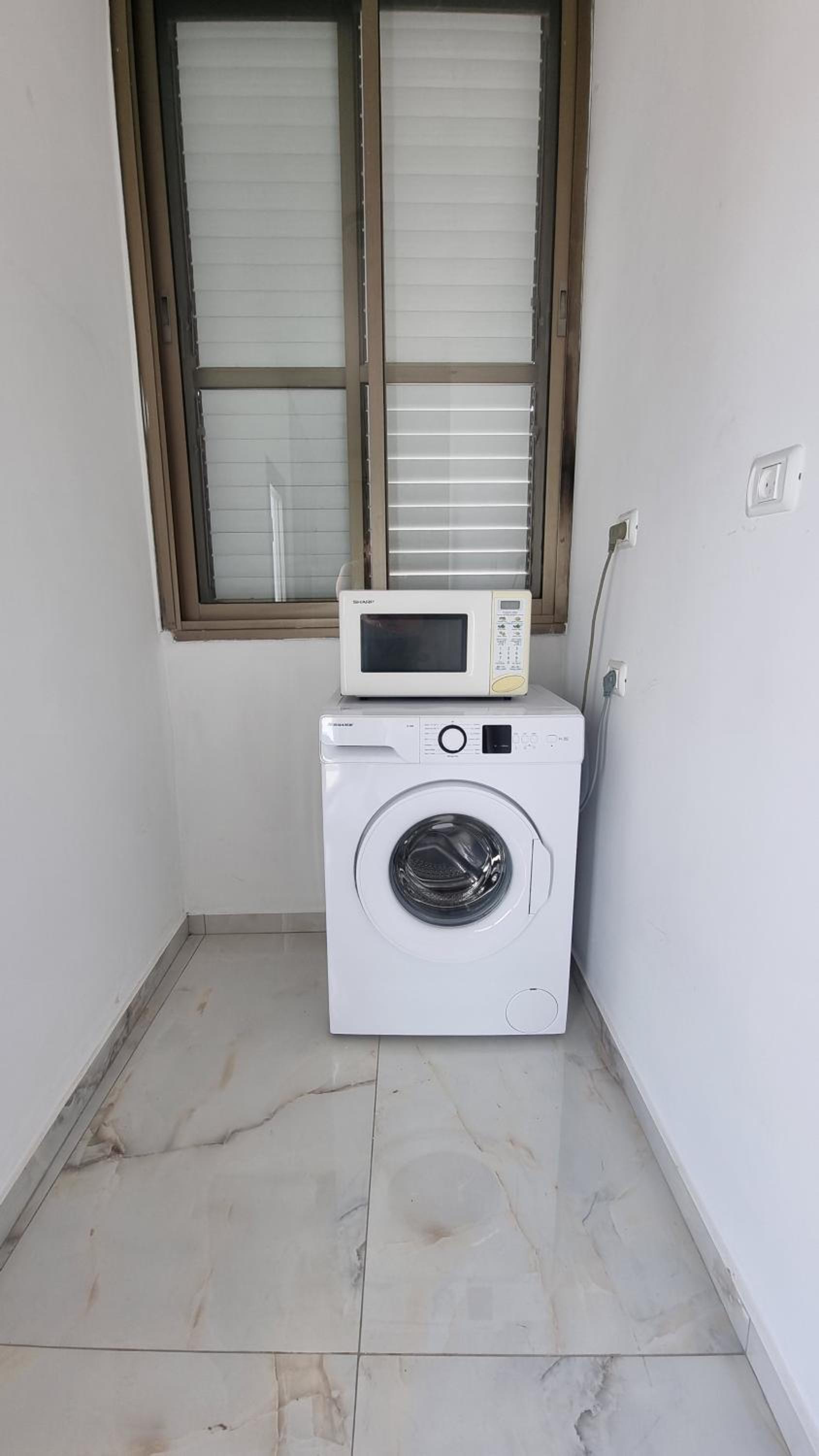 New Stylish Apartment with Balcony Close to Tel Aviv