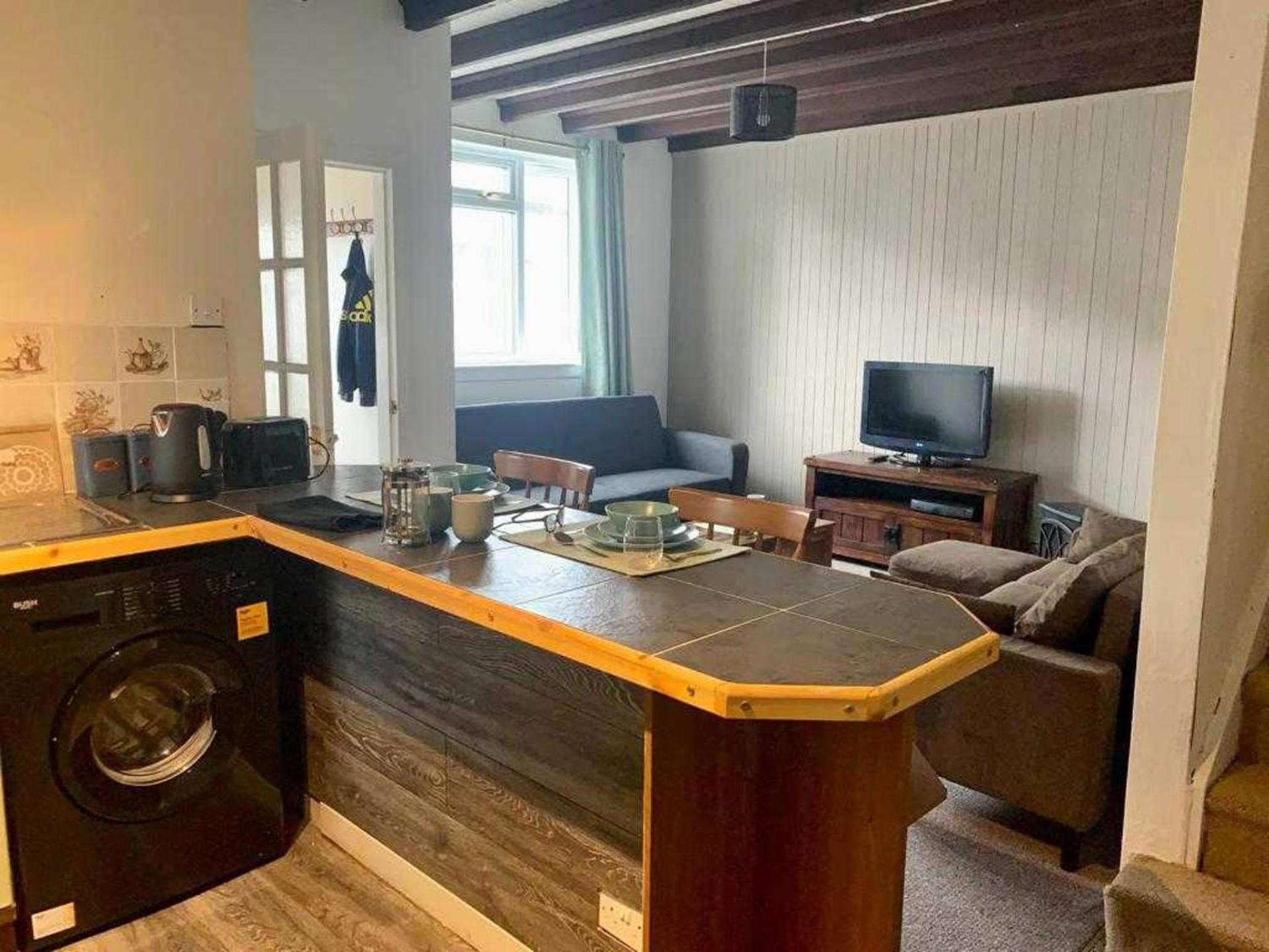 2 Bed Cottage Sleeps 2 - Parking Pet Friendly view 3