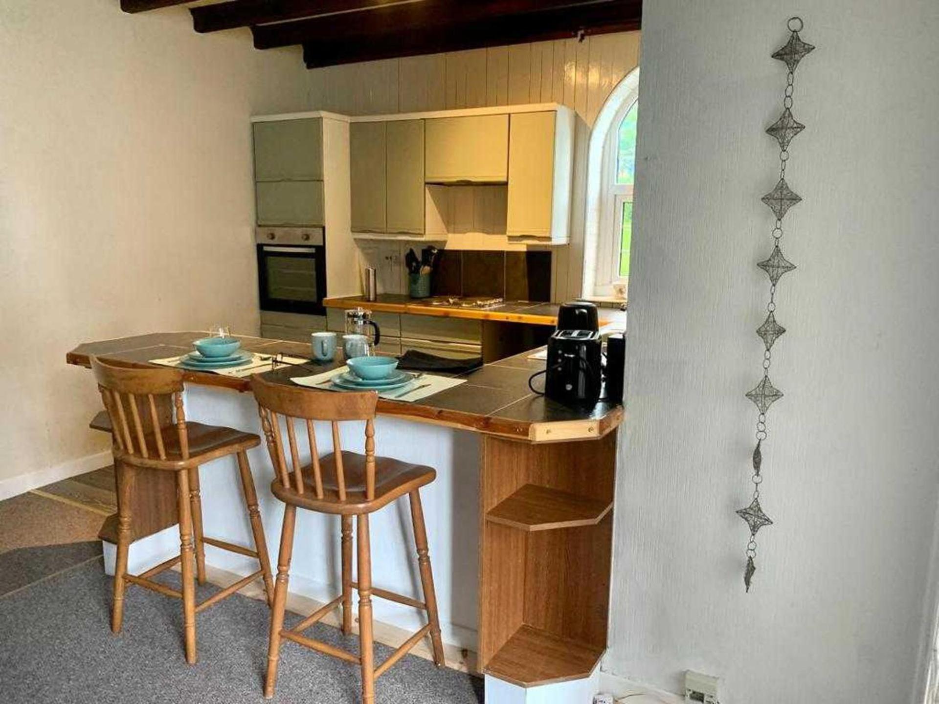 2 Bed Cottage Sleeps 2 - Parking Pet Friendly view 2