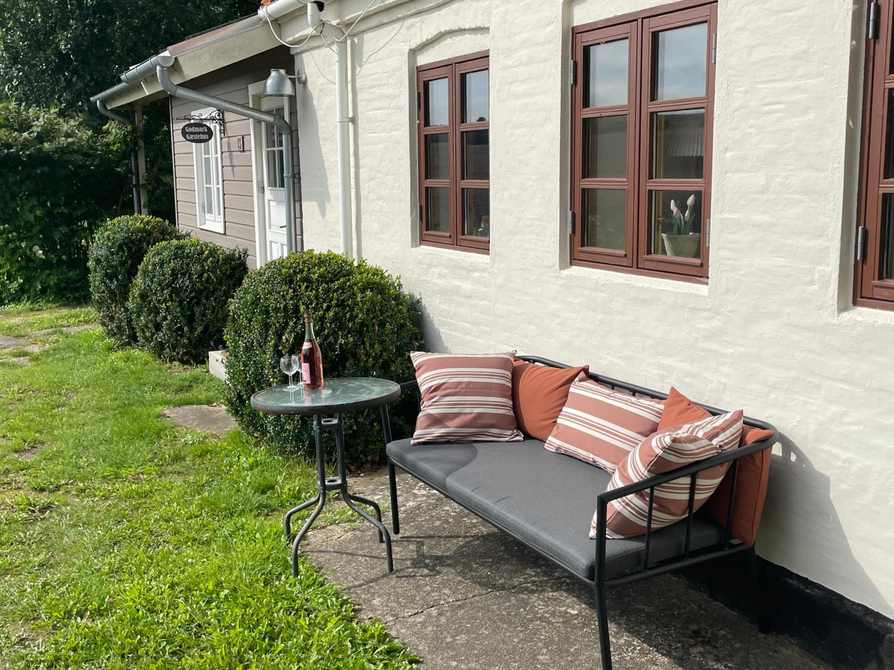 A true nature pearl in idyllic surroundings but close to the city view 2