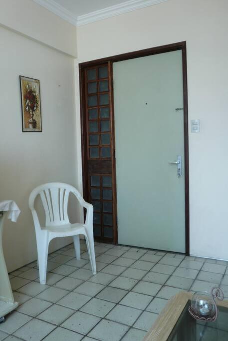 FLAT ENCANTADOR COM PISCINA E PRAIA.