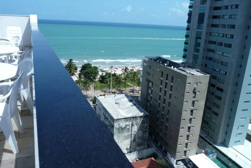 FLAT ENCANTADOR COM PISCINA E PRAIA.