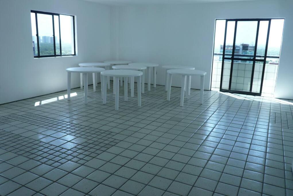 FLAT ENCANTADOR COM PISCINA E PRAIA.
