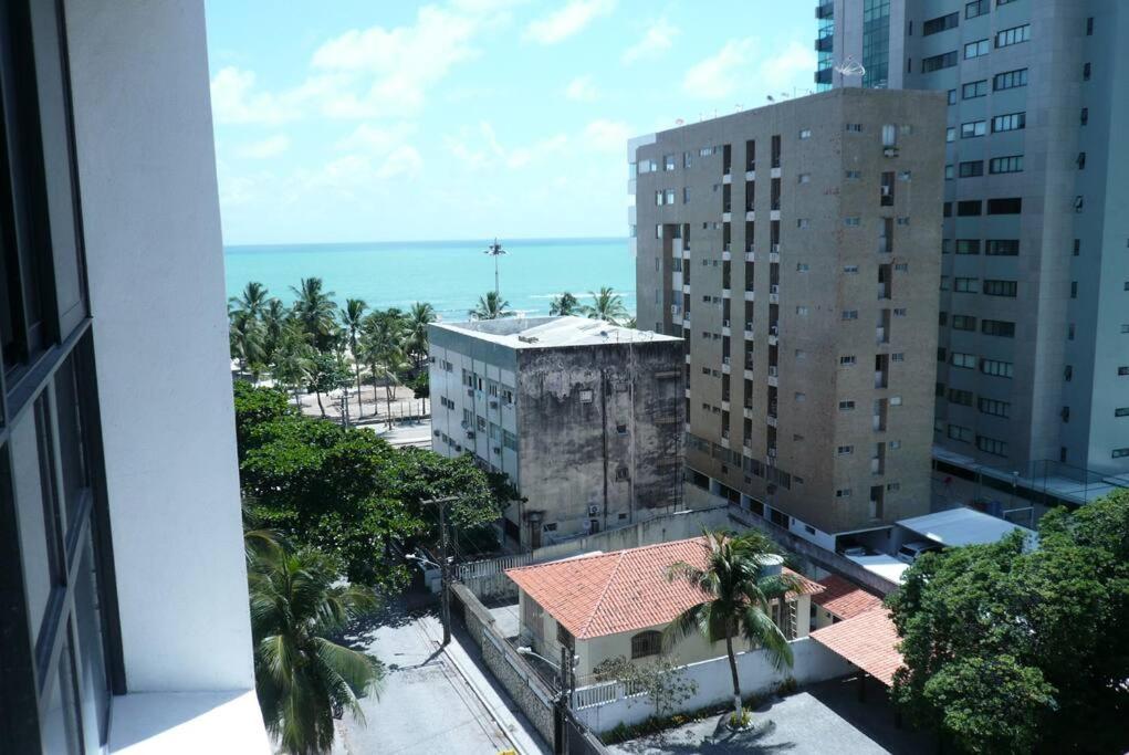 FLAT ENCANTADOR COM PISCINA E PRAIA.