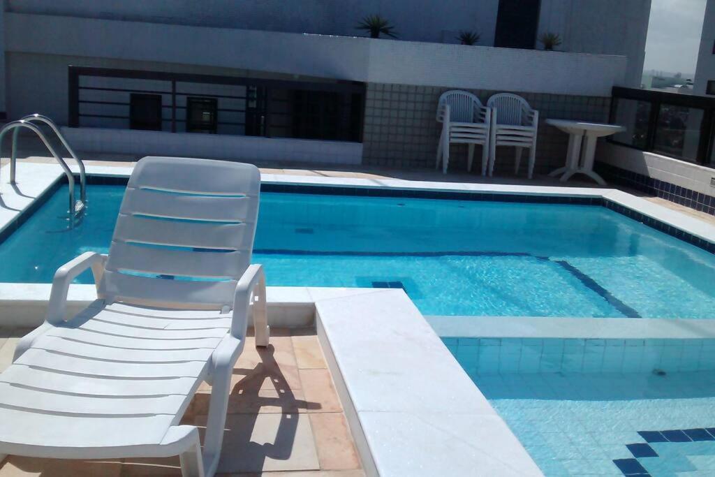 FLAT ENCANTADOR COM PISCINA E PRAIA.