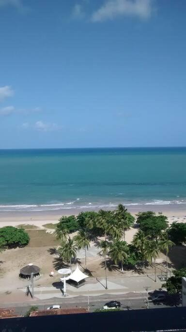 FLAT ENCANTADOR COM PISCINA E PRAIA.