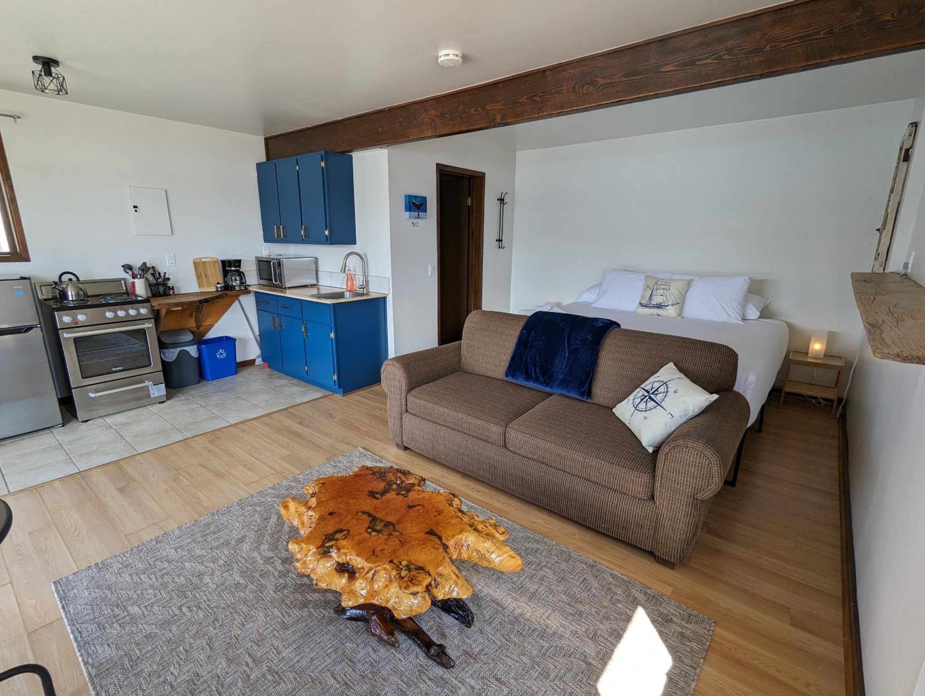 Jade Resort-Oceanfront Suites in Gowlland Harbour