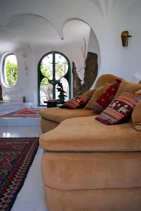 Casa estilo Gaudí - Alberca compartida espacio especial para familias!