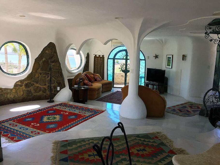 Casa estilo Gaudí - Alberca compartida espacio especial para familias!