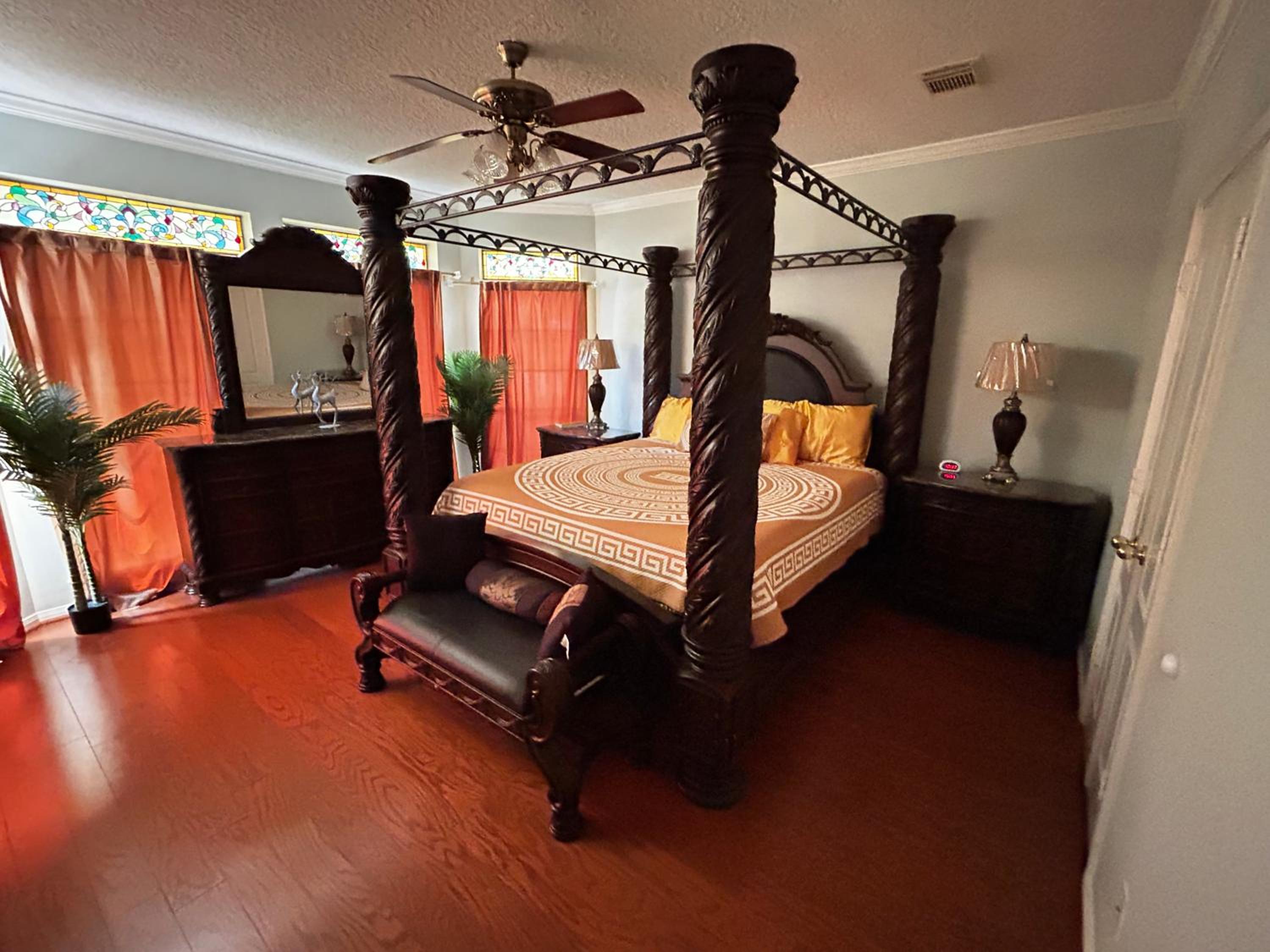 BEAUTIFUL VACATION HOME RENTAL WITH TROPICAl STYLE HEATED POOL & HOT TUB view 5