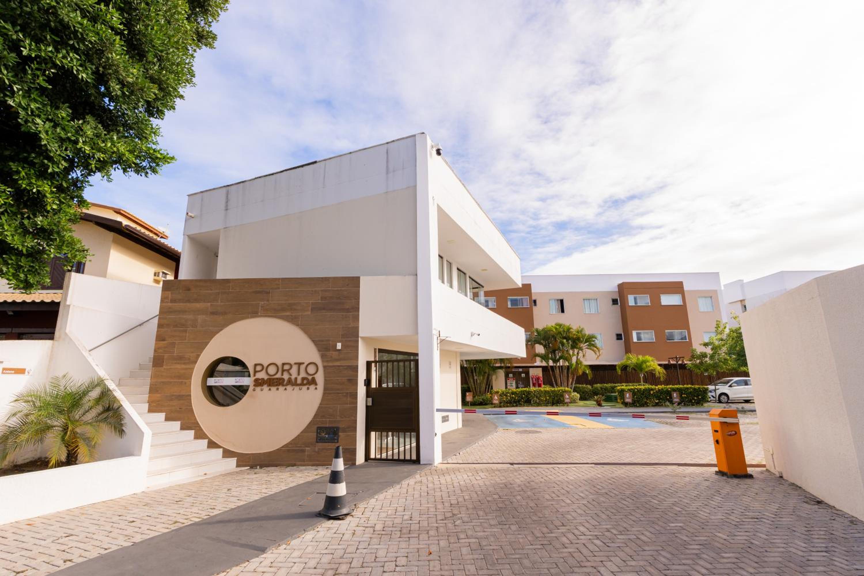 Apartment in Guarajuba with 2 Comfortable Suites.