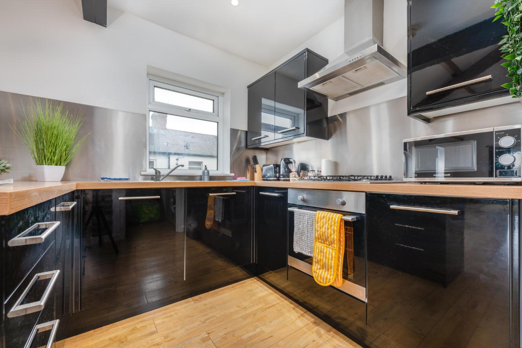 Chic 2 Bedroom House in the Heart of Cardiff view 4