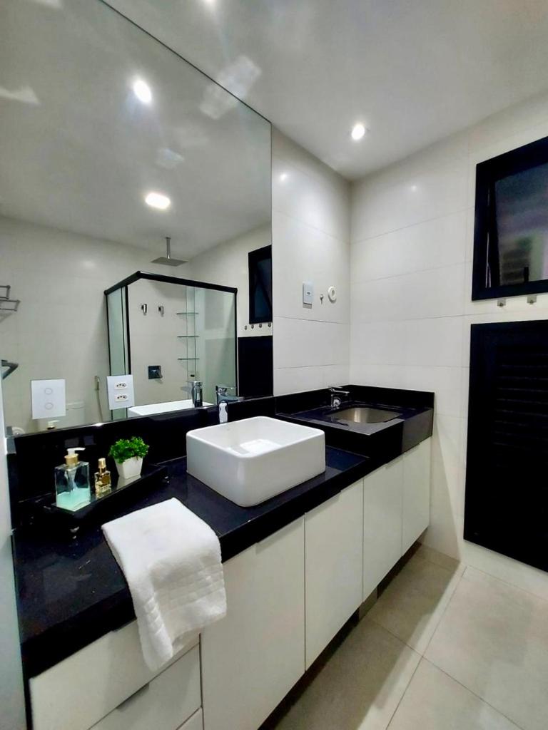 Uma Linda Vista com Quarto Privativo no Ed. Vertigo