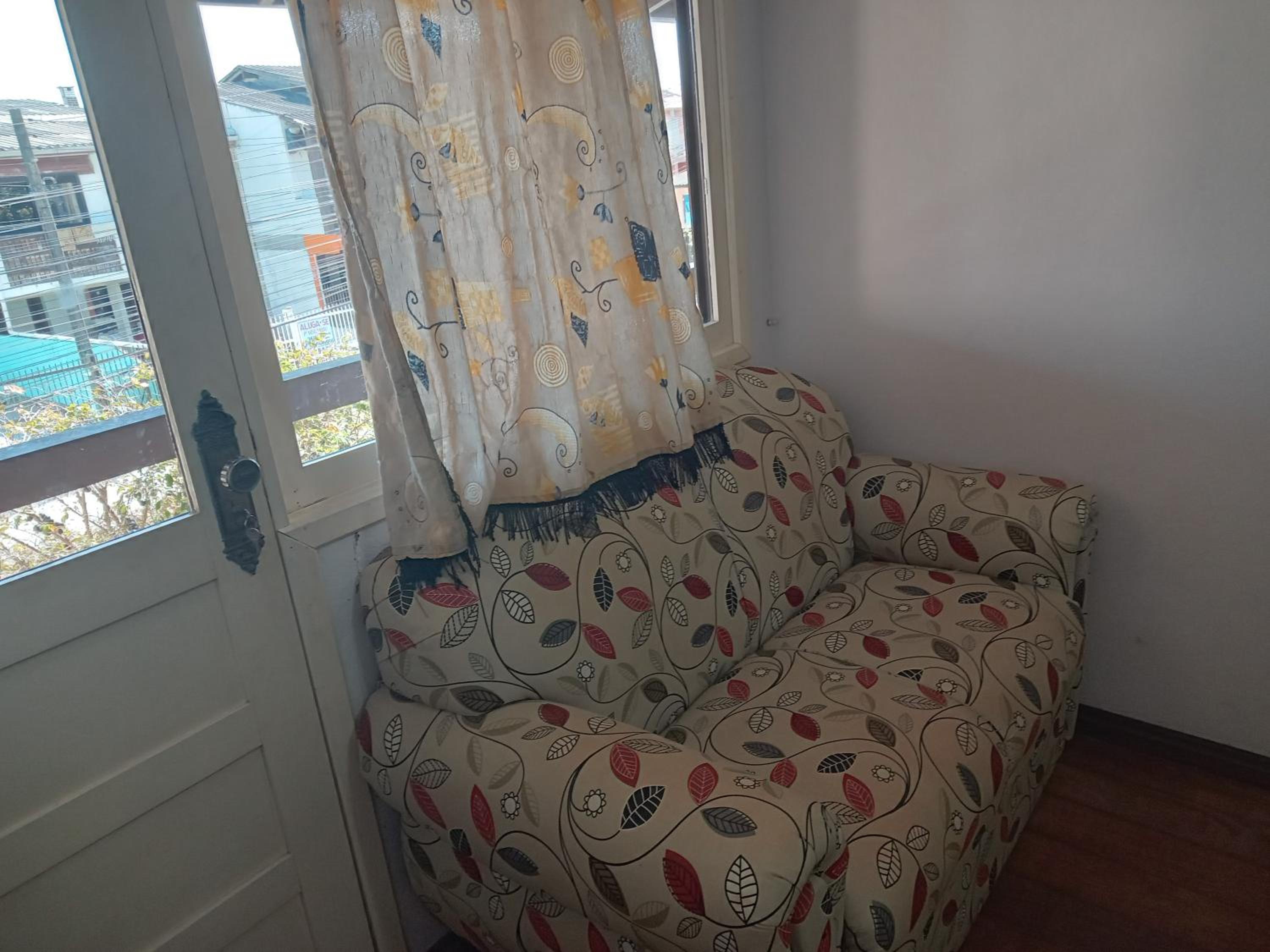 Alugo quarto, próximo à praia