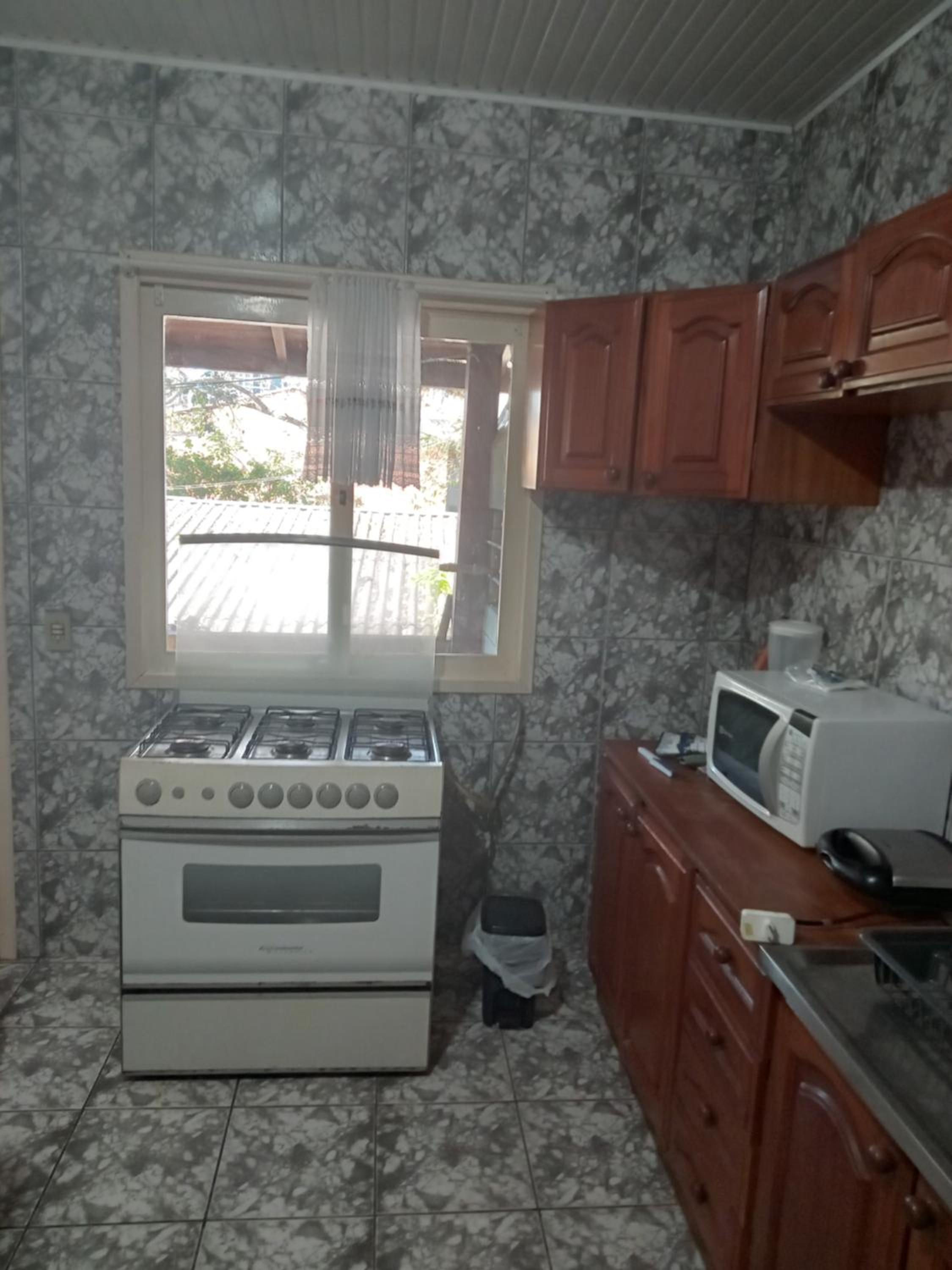 Alugo quarto, próximo à praia