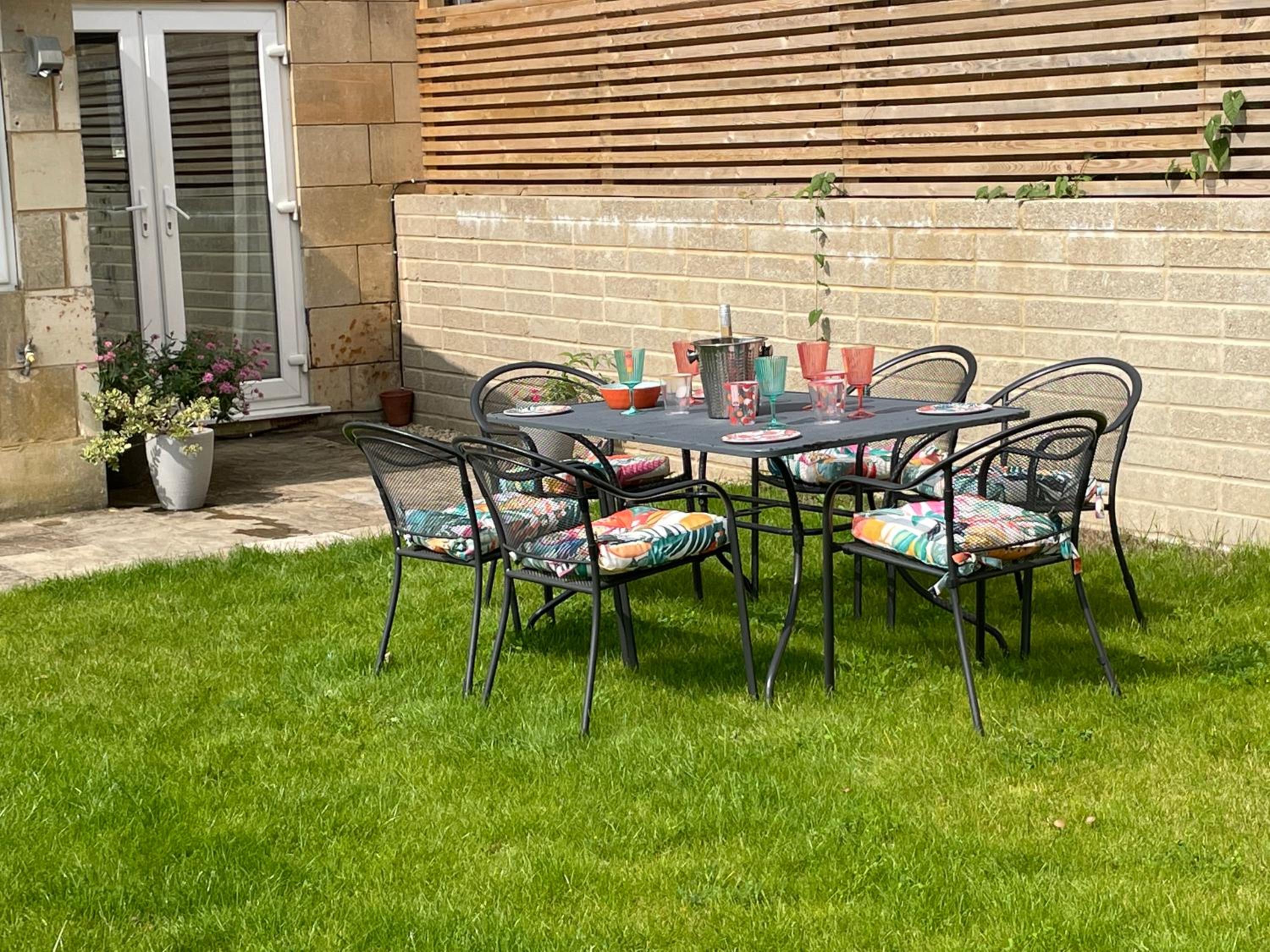 No 12 - Stylish & homely 3 bed with parking close to city centre