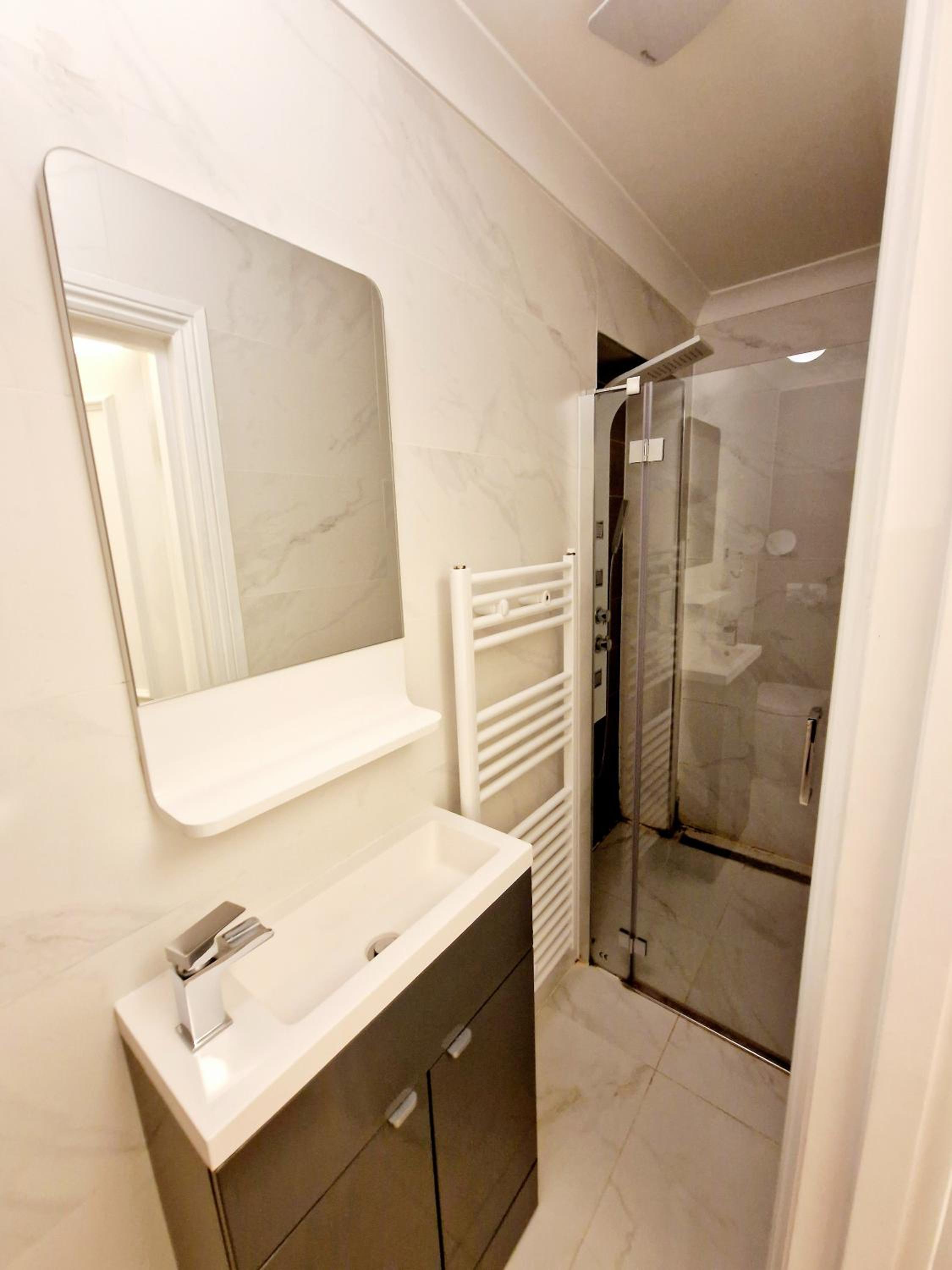 Stunning Hyde Park Home, Ground Floor Maisonette, Duplex, near Tube Metro Stations