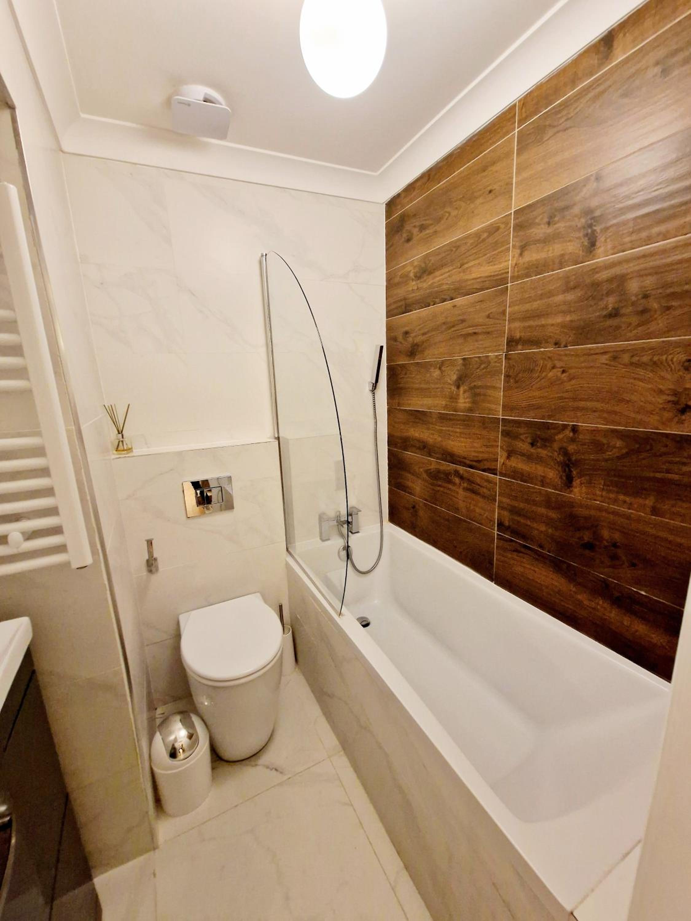 Stunning Hyde Park Home, Ground Floor Maisonette, Duplex, near Tube Metro Stations