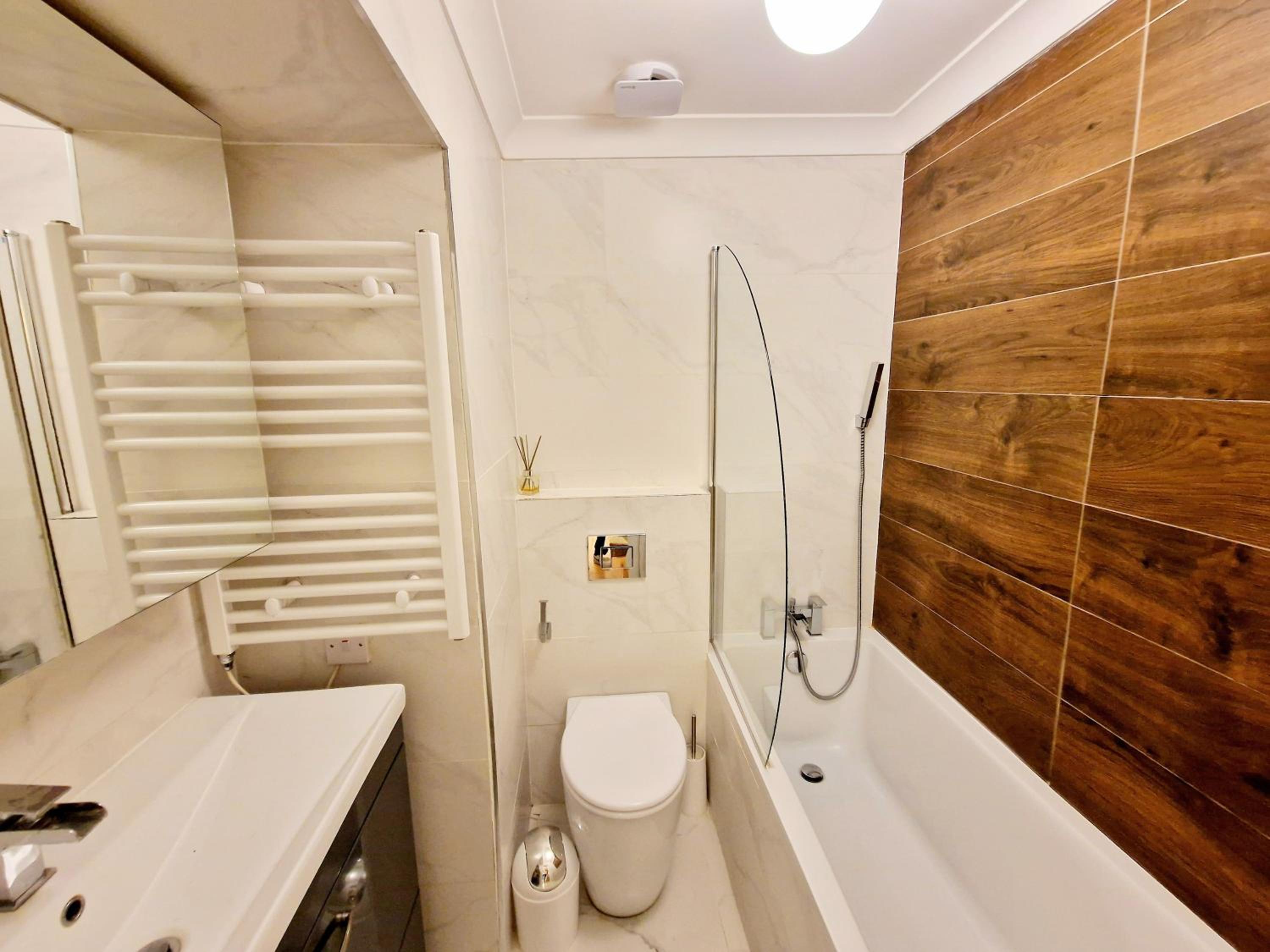 Stunning Hyde Park Home, Ground Floor Maisonette, Duplex, near Tube Metro Stations
