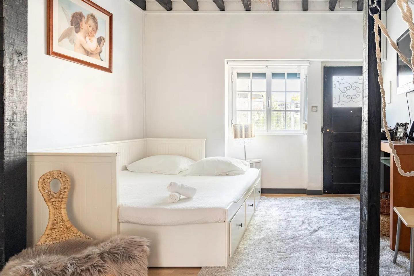 Lisbon Garden Stays, with BBQ, Easy Parking near Tejo, Fast Access to Alfama & Downtown view 3