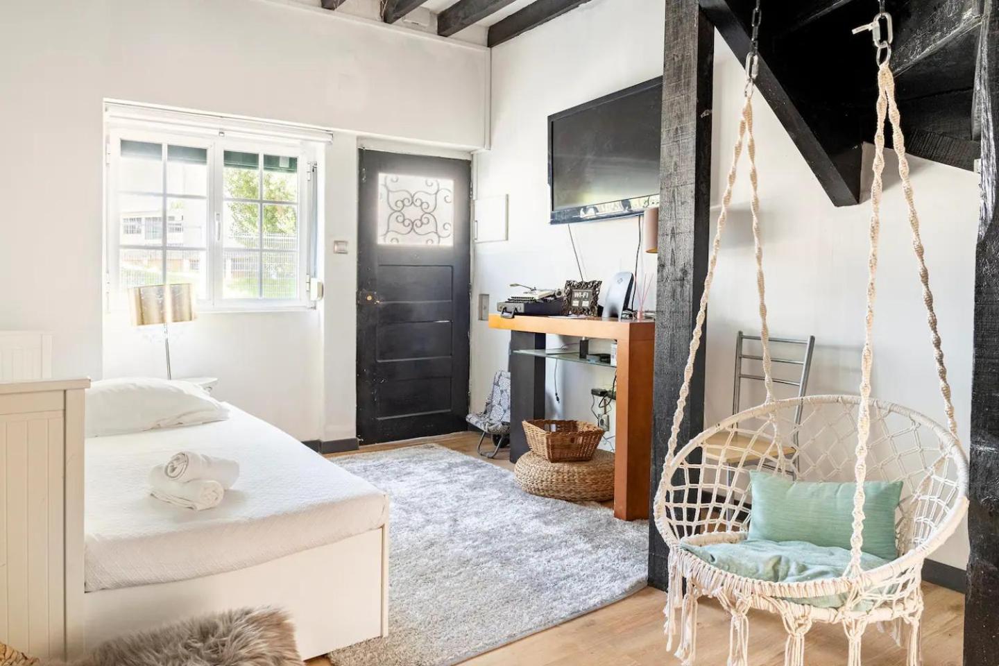 Lisbon Garden Stays, with BBQ, Easy Parking near Tejo, Fast Access to Alfama & Downtown view 4