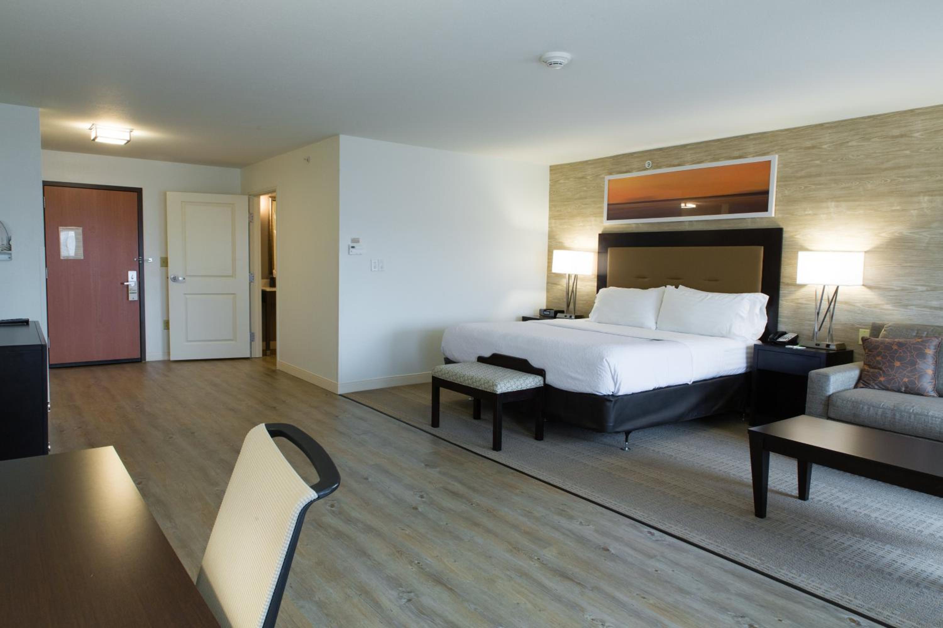 Bloomington Vacations - Holiday Inn Hotel  Suites Bloomington Airport, an IHG Hotel - Property Image 36