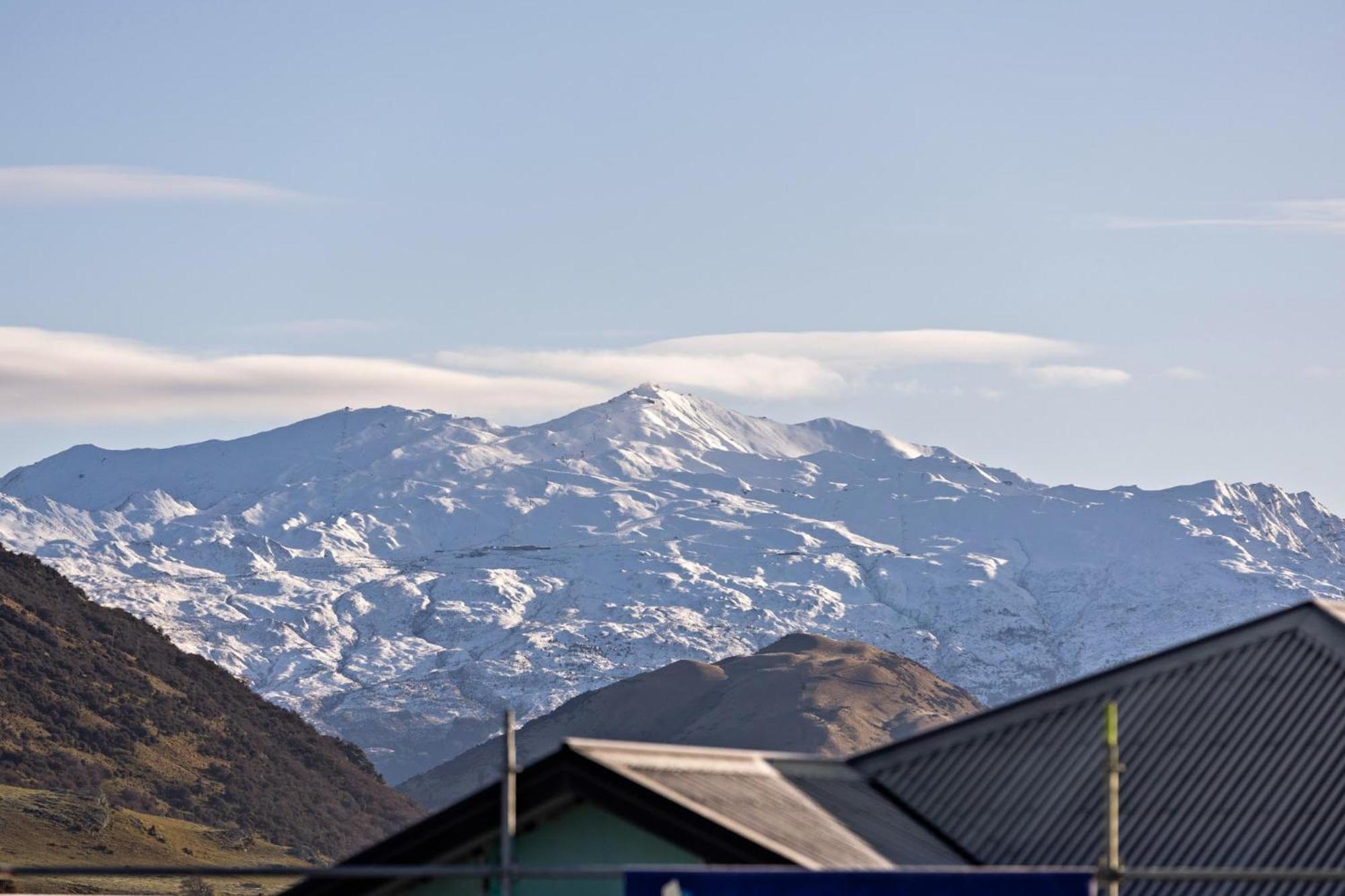 Modern Mountain View Retreat, 2 Bedroom Stay view 2