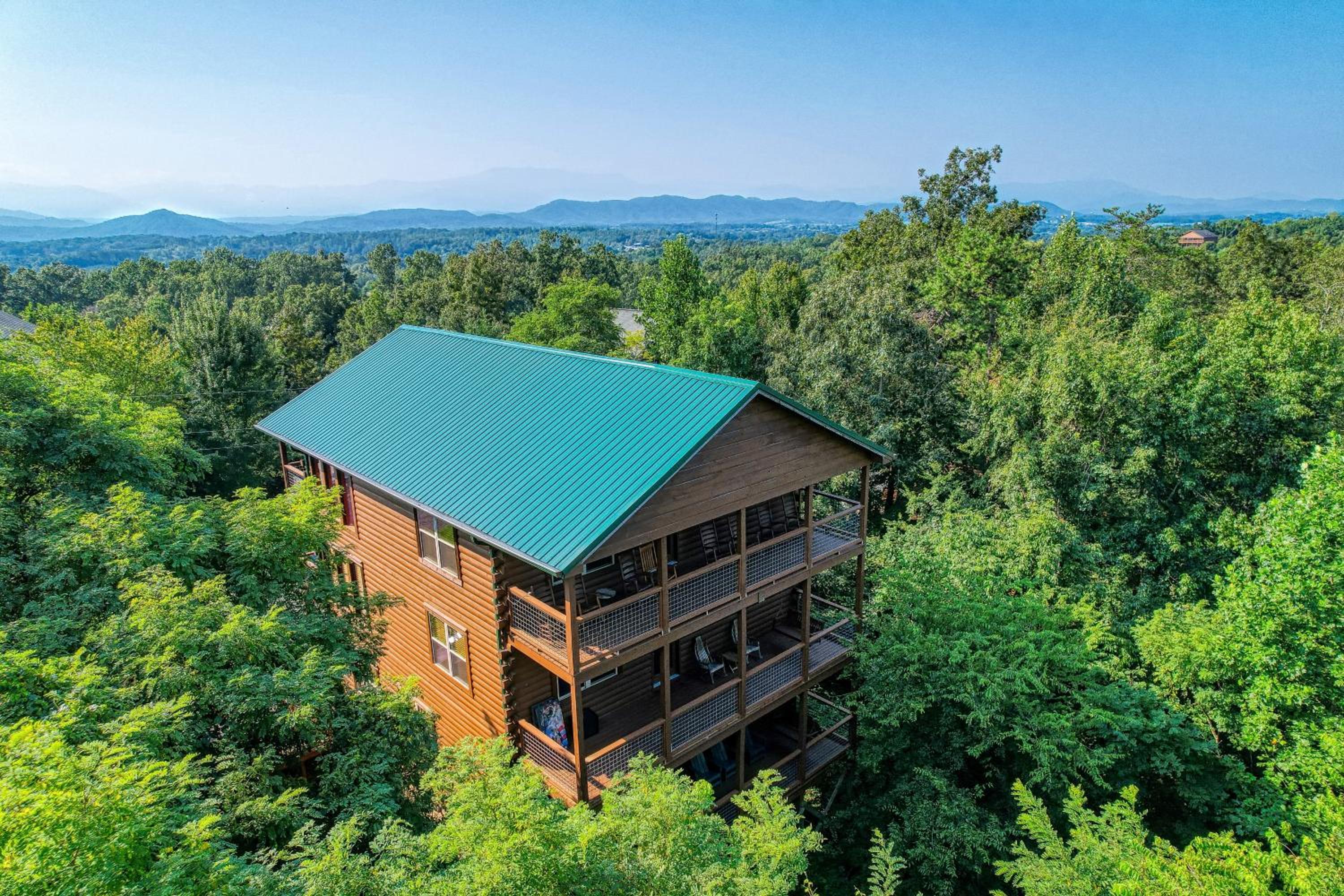 Cozy Bear Lodge, Game Room, Theater Room, Hot Tub, Free Attraction Tickets, WIFI Sleeps 20!!! view 5