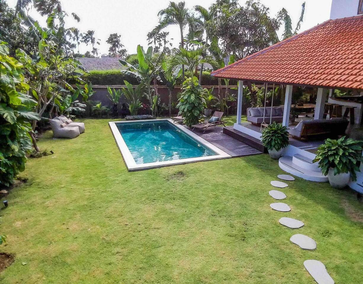 Villa Santai, huge garden Seminyak square view 2