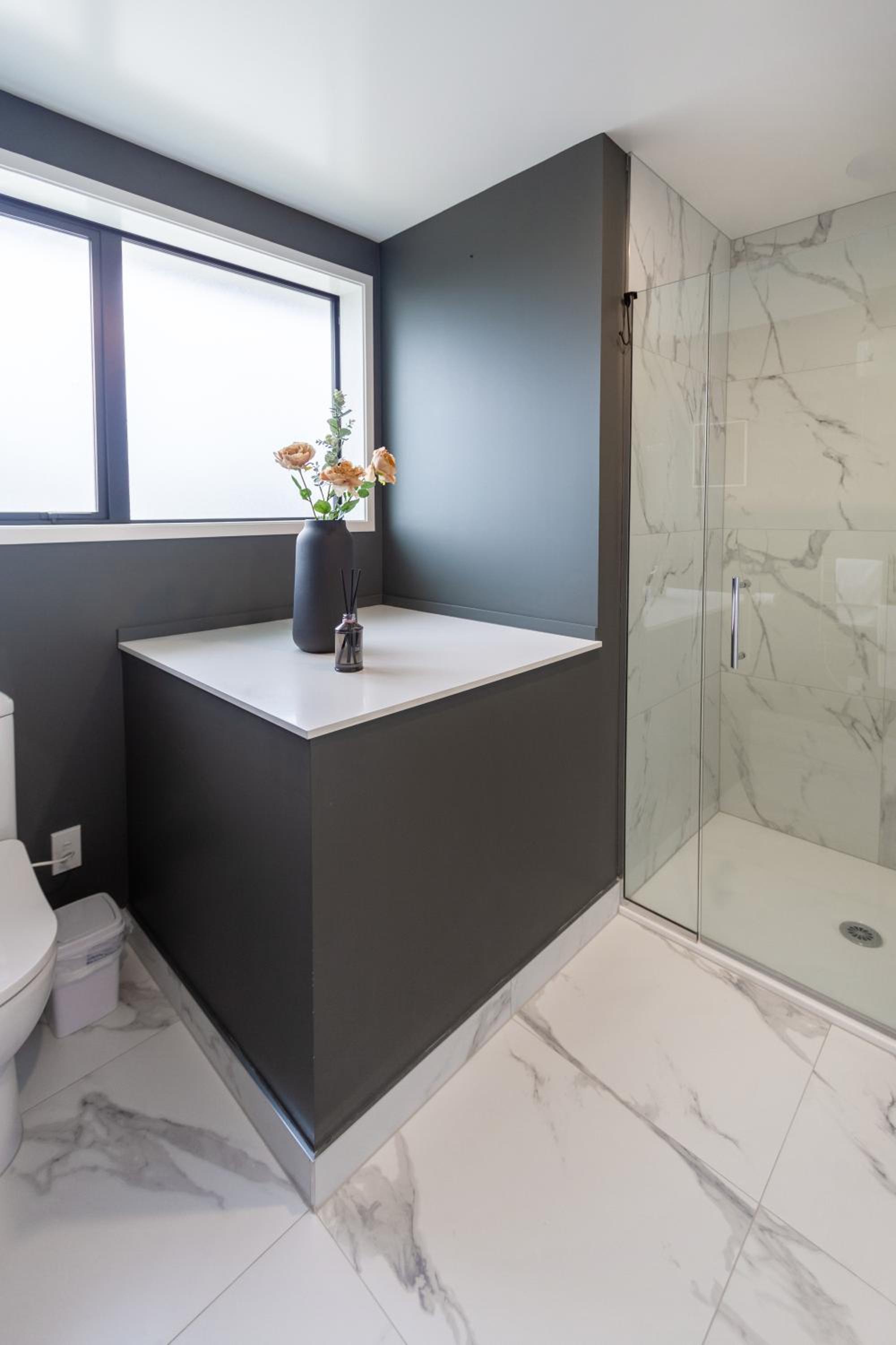 Art Deco 2 bed by Latimer Square view 5