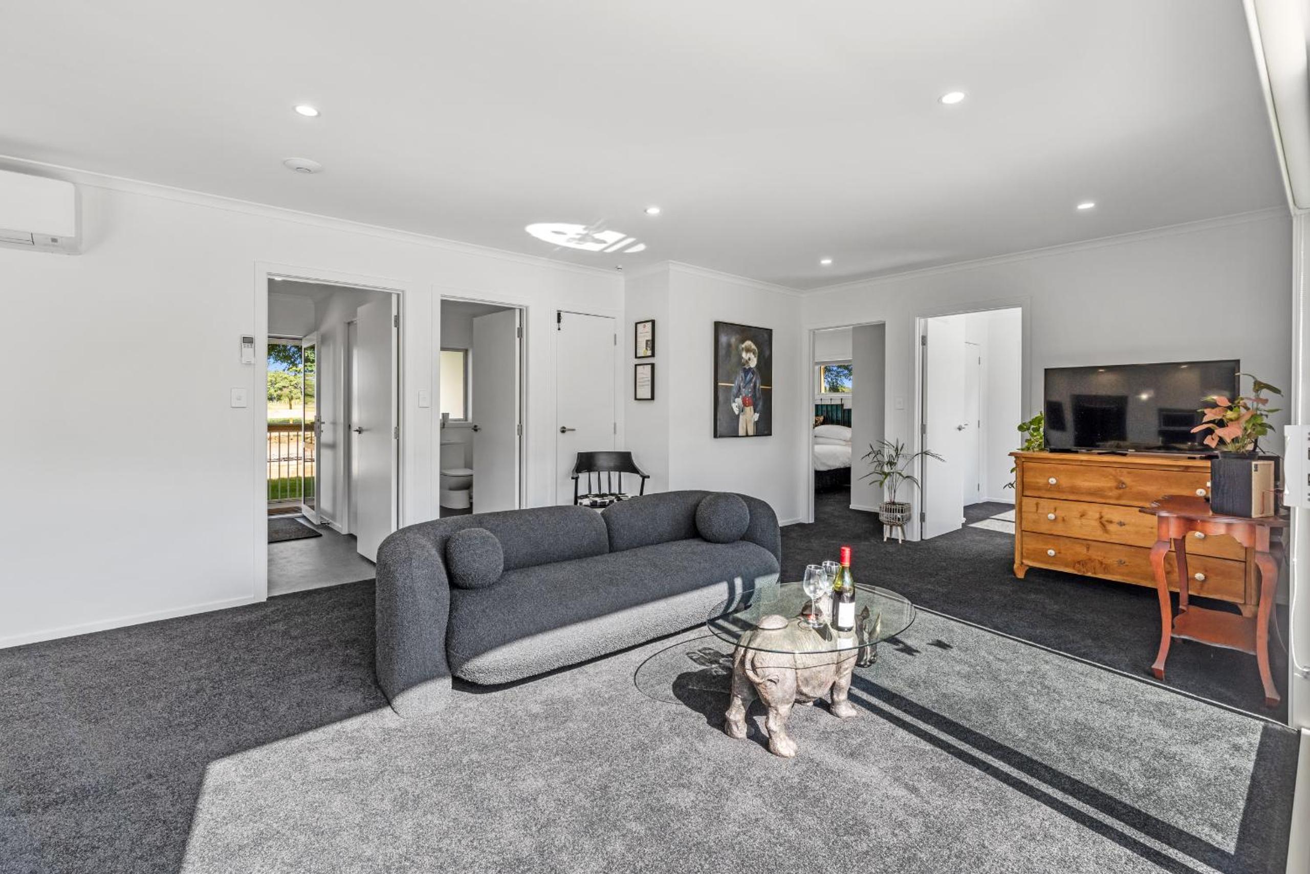 The Whitehouse - Lepperton Holiday Home