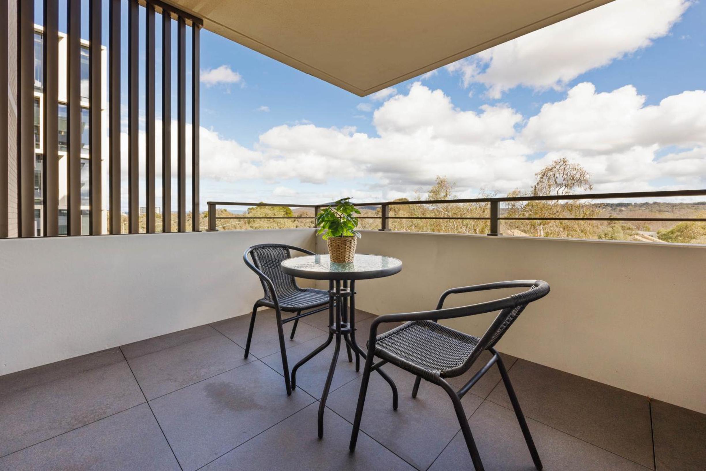 Spacious & Open 2 bd 2bth Unit in Canberra City