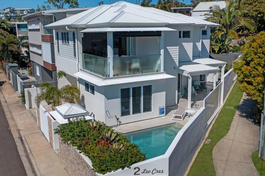 LEO2-SOPHISTICATED, BEACH HOLIDAY HOME